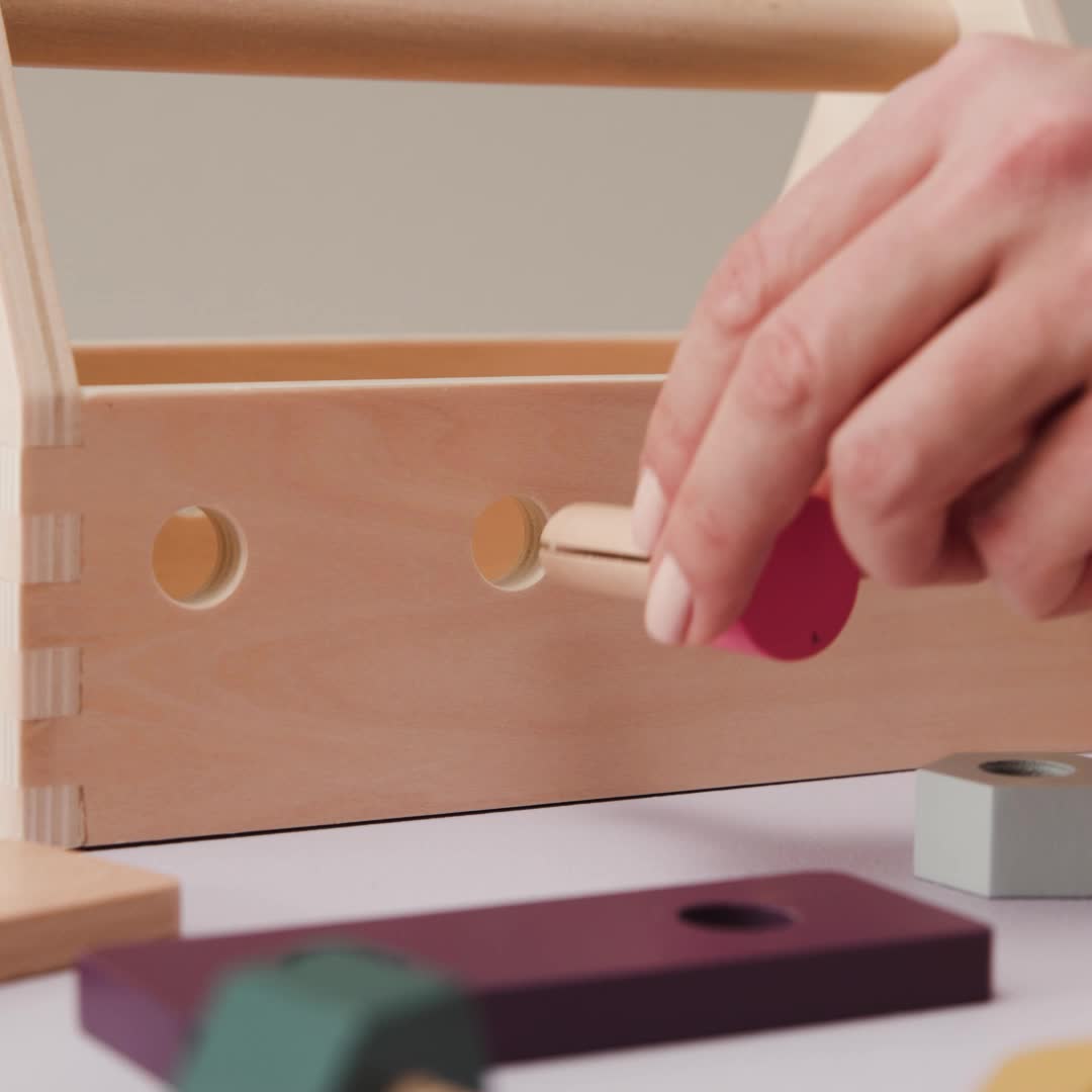 Кутия с инструменти за малки майстори