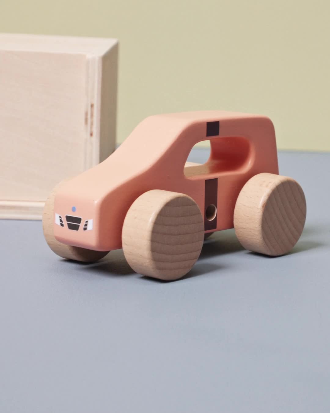 Дървен комплект от 2 колички с гараж