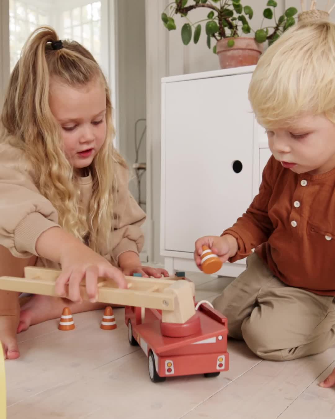 Дървена пожарна кола с фигурки