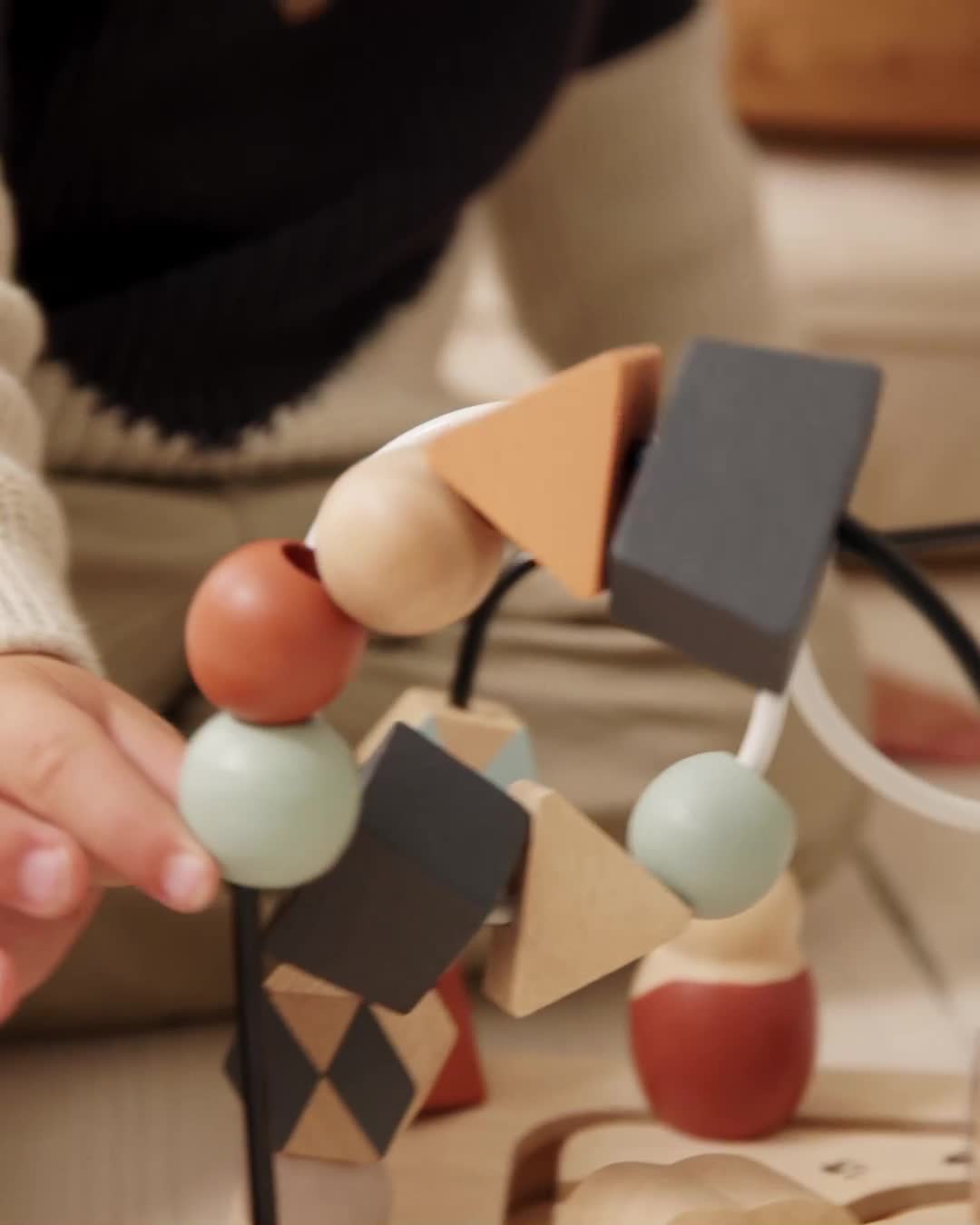 Дървен лабиринт с мъниста и фигурки