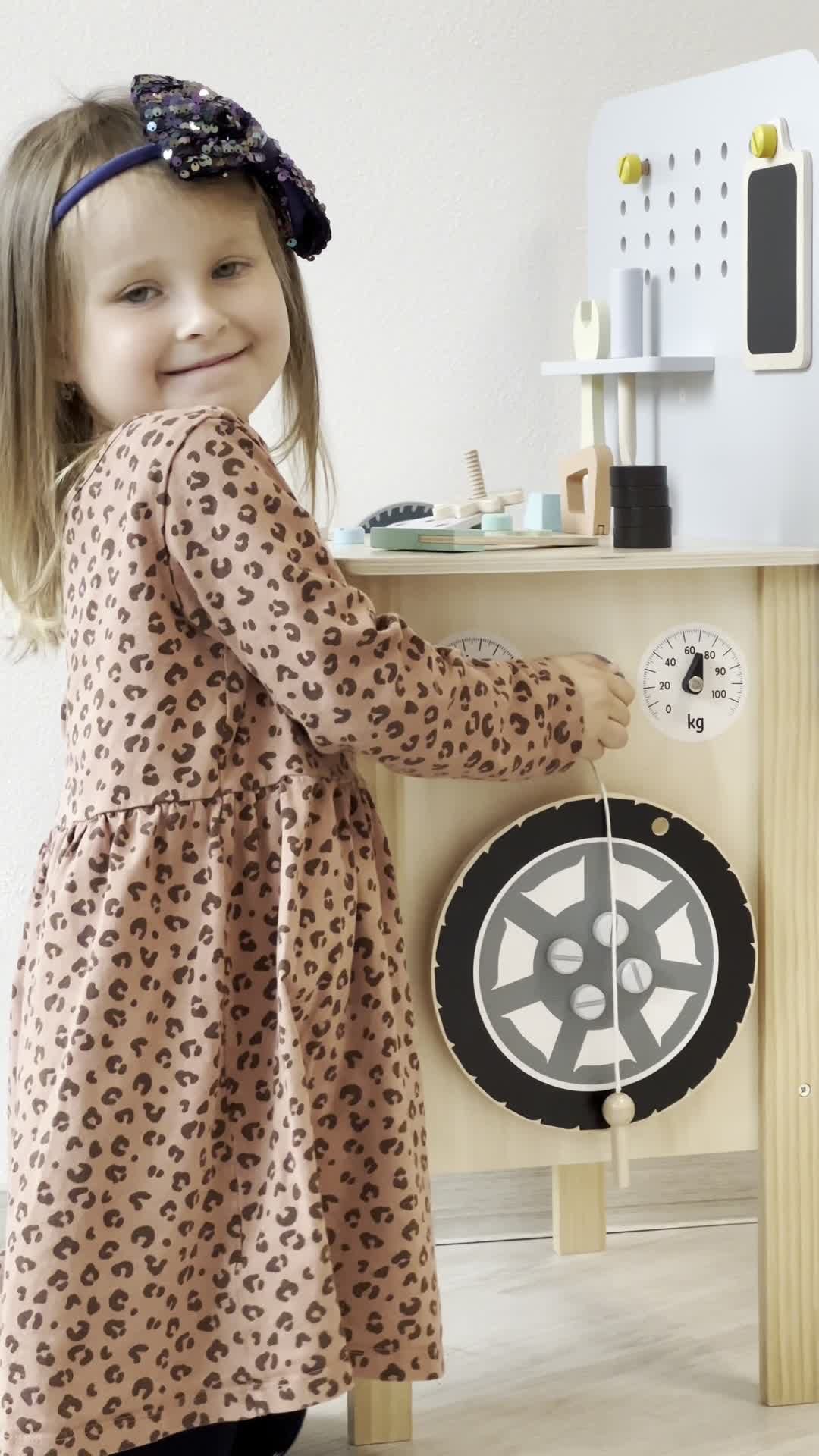 Дървена работилница с инструменти и компресор